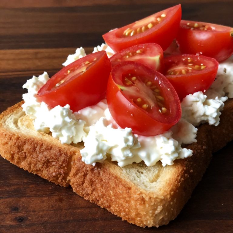 Easy Tomato Cottage Cheese Toast
